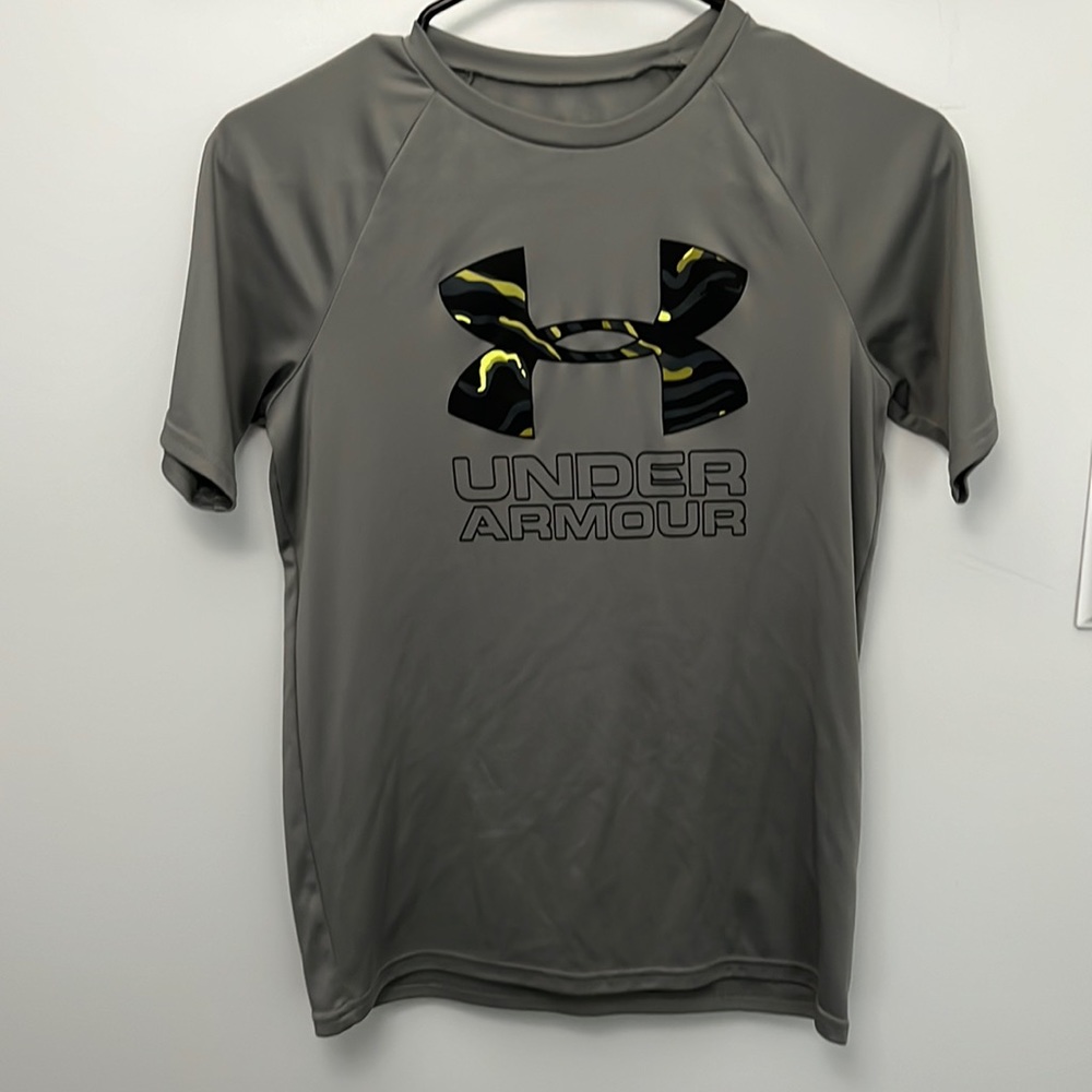 Under Armour Boy Size YLG Loose Fit/Heatgear Tee.